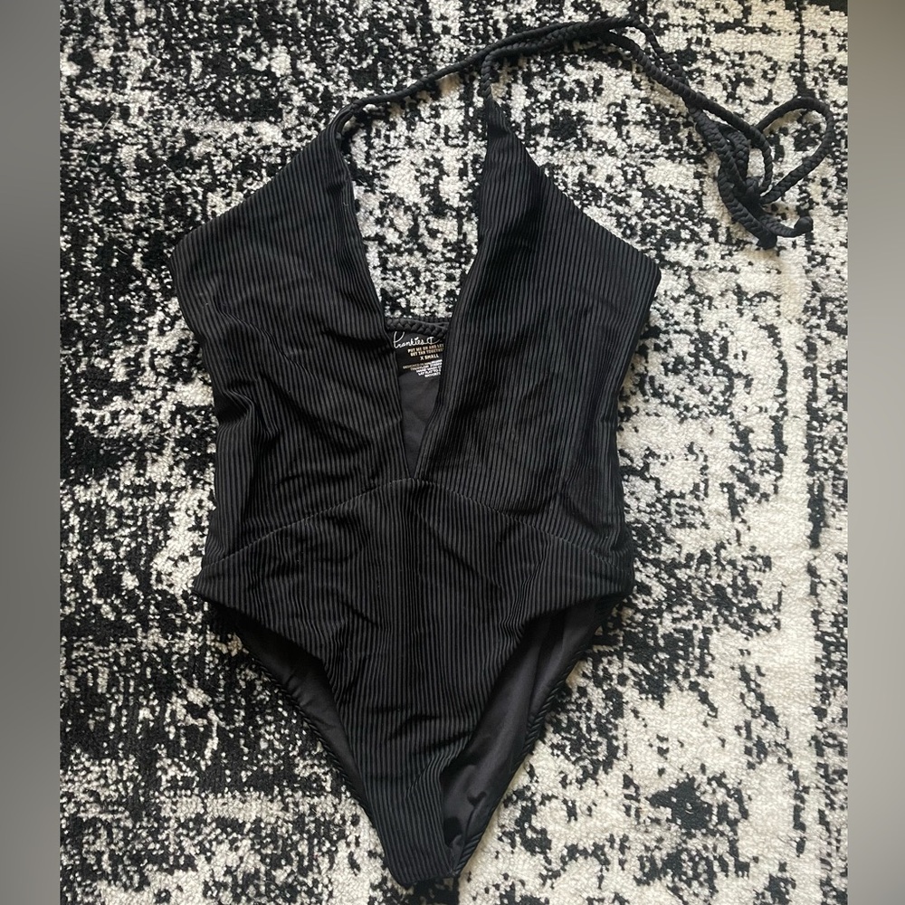 FRANKIES BIKINIS BLACK ONE PIECE SWIMSUIT XS